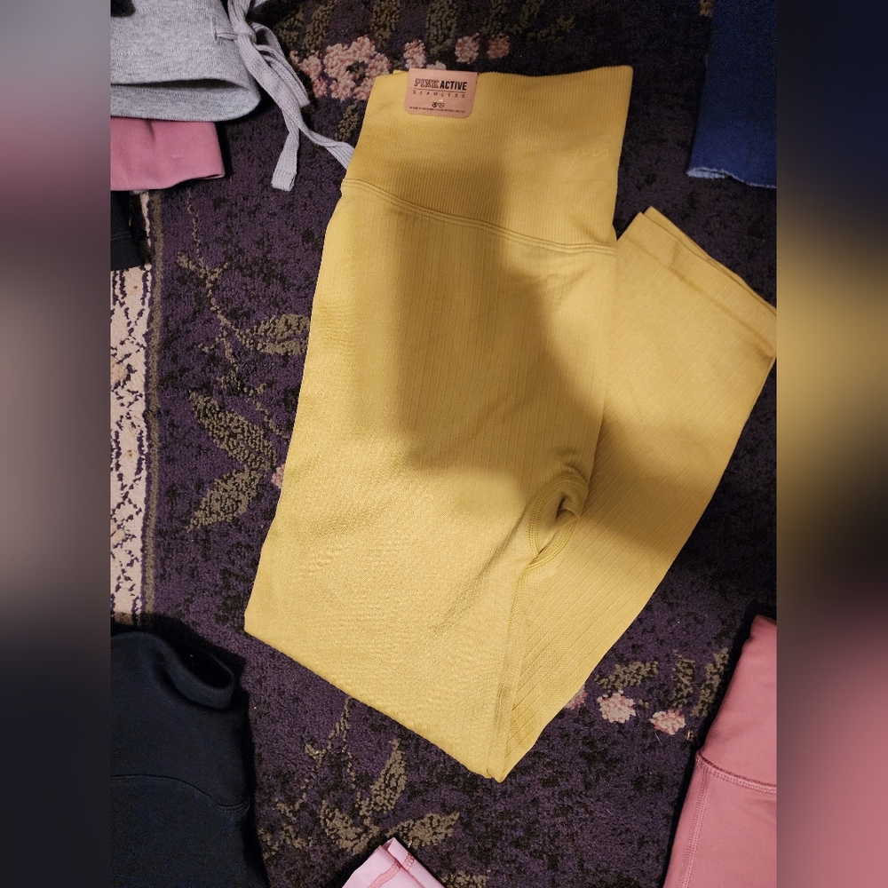 Nwt vs seamless legging